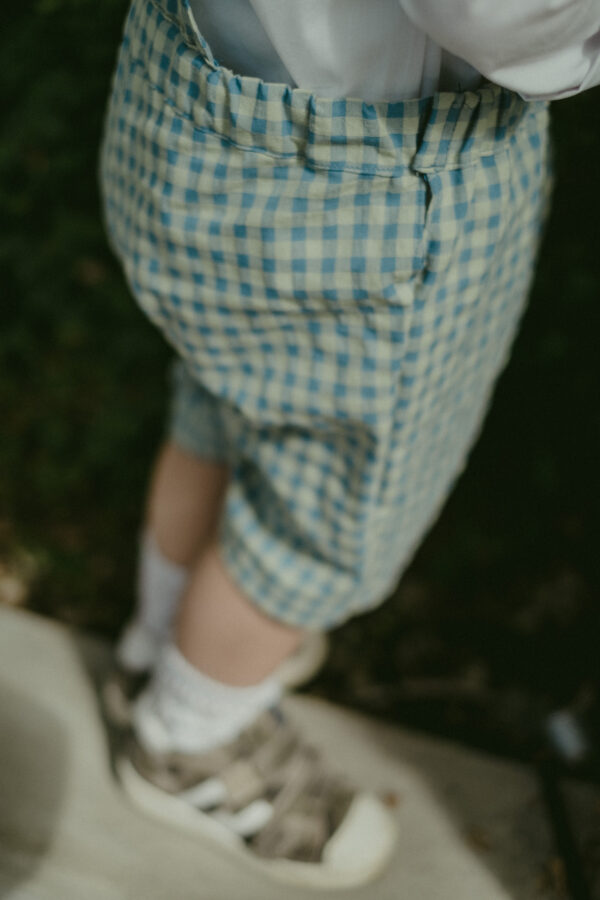Pantalone al ginocchio con bretelle e pettina, in tessuto vichy verde blu seersucker di cotone certificato GRS ( Global Recycle Standard) - immagine 2
