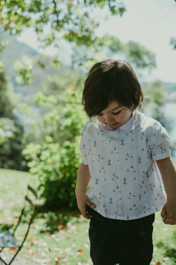 Camicia bianca con palme e fari in cotone- colletto tondo -maniche corte - immagine 4
