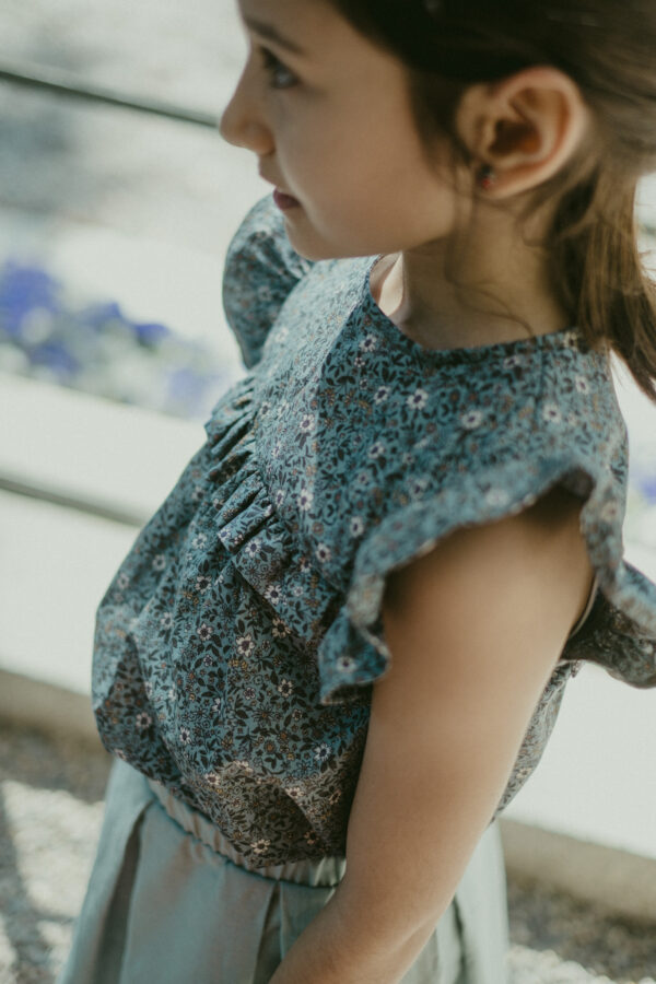 Maglia bambina fantasia fiori con girocollo, smanicata con rouge e decoro, in tessuto 100% cotone certificato GOTS - immagine 3