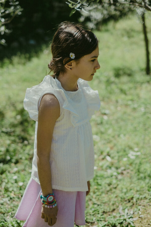 Maglia color écru bambina con girocollo- smanicata con grande rouches , in tessuto di cotone 100% san gallo certificato BCI - immagine 2