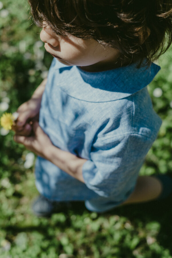 Maglia denim in lino-cotone morbidissimo, colletto e manica corta. Tessuto certificato OEKO-TEX - immagine 2
