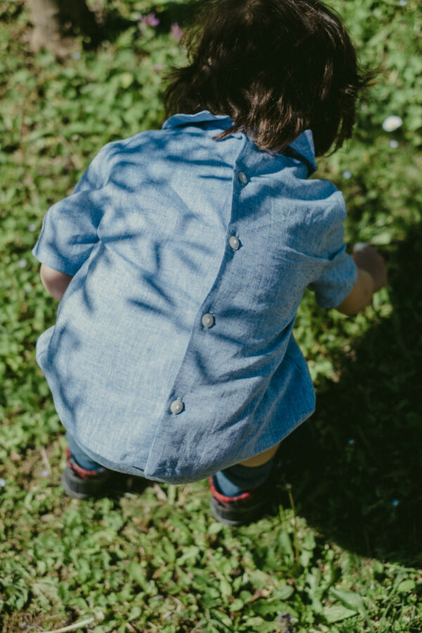 Maglia denim in lino-cotone morbidissimo, colletto e manica corta. Tessuto certificato OEKO-TEX - immagine 3