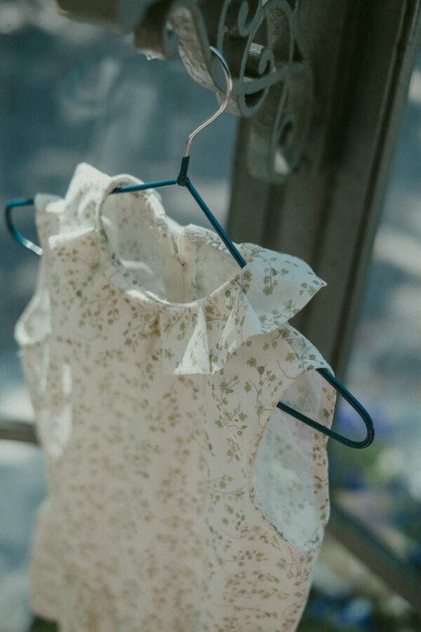 Vestito edera bianco con dettagli verdi in cotone 100% - colletto con pieghe -balza con pieghe -tessuto certificato GOTS - immagine 3