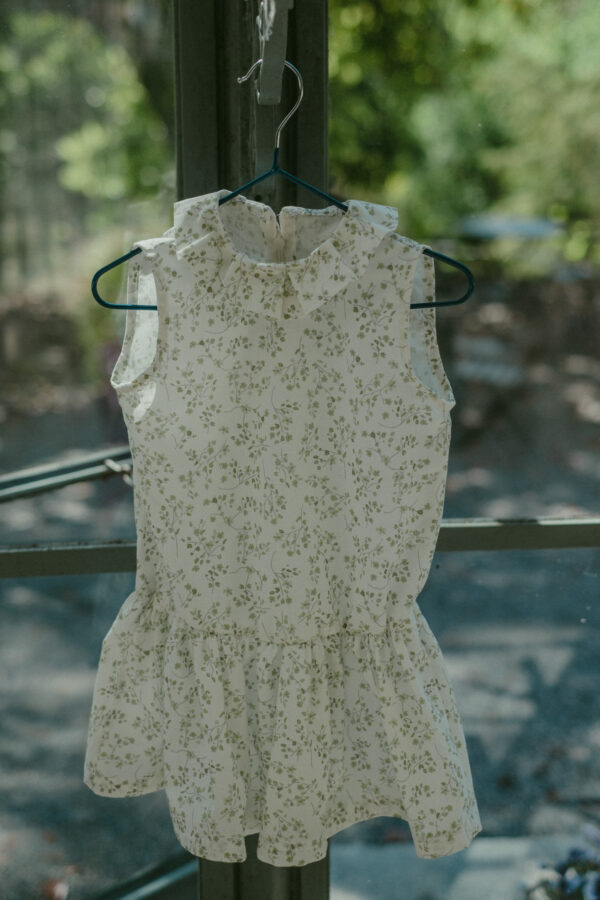 Vestito edera bianco con dettagli verdi in cotone 100% - colletto con pieghe -balza con pieghe -tessuto certificato GOTS - immagine 4