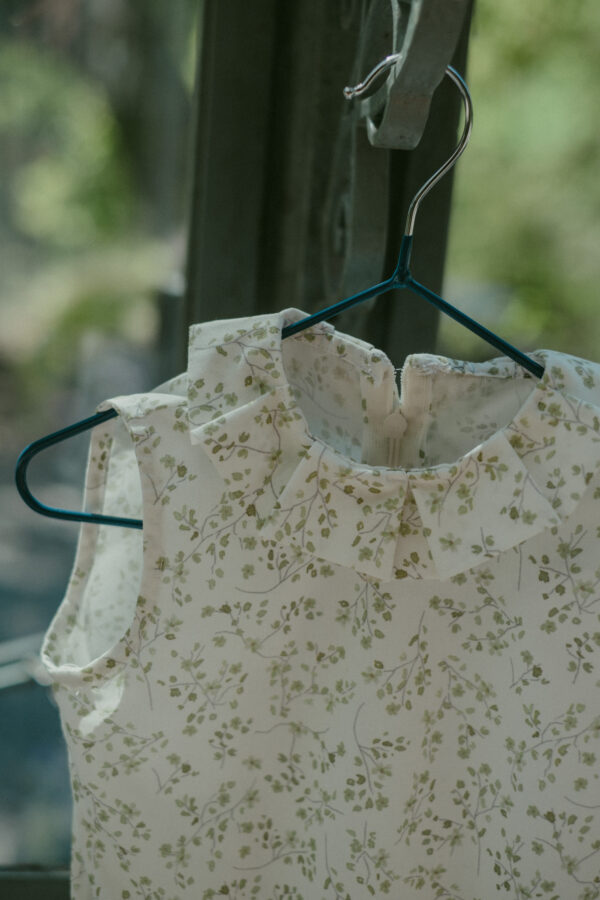 Vestito edera bianco con dettagli verdi in cotone 100% - colletto con pieghe -balza con pieghe -tessuto certificato GOTS - immagine 2