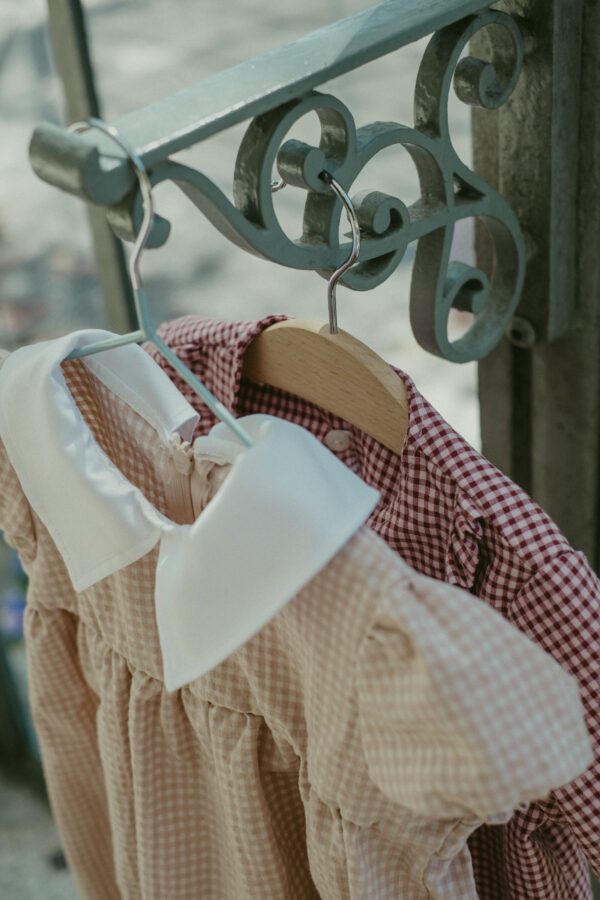 Vestito vichy rosa antico, maniche a palloncino e colletto in contrasto in tessuto seersucker di cotone certificato GRS ( Global Recycle Standard) - immagine 4
