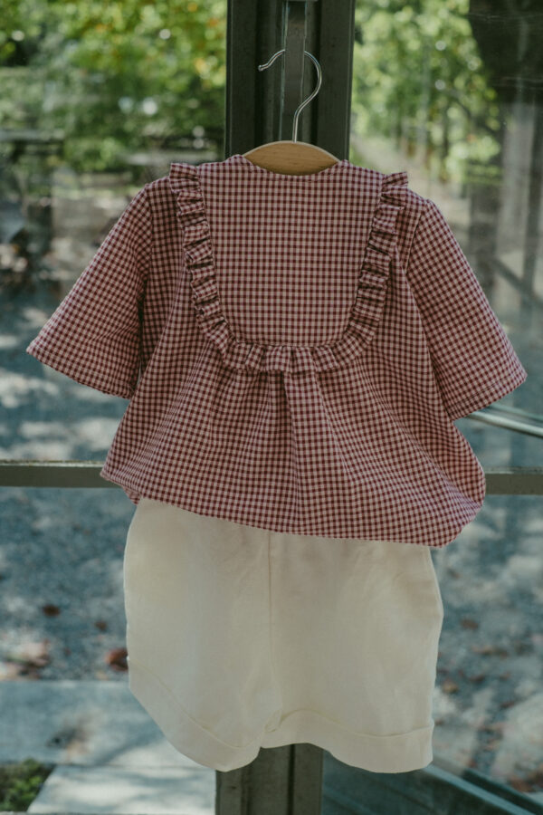 Maglia vichy rosa viola, manica corta con decoro rouches in tessuto seersucker di cotone certificato GRS ( Global Recycle Standard) - immagine 5