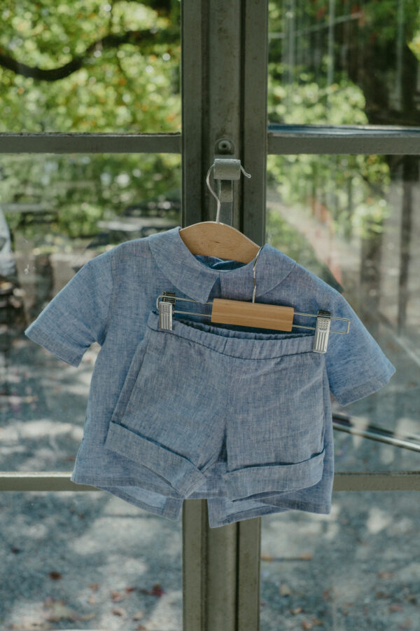 Completo camicia pantalone in lino -cotone denim  morbidissimo, colletto, manica corta e pantalone corto. Tessuto certificato OEKO-TEX - immagine 5
