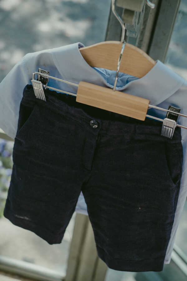 Pantalone corto blu marino al ginocchio con bottone e tasche laterali in lino-viscosa - immagine 5
