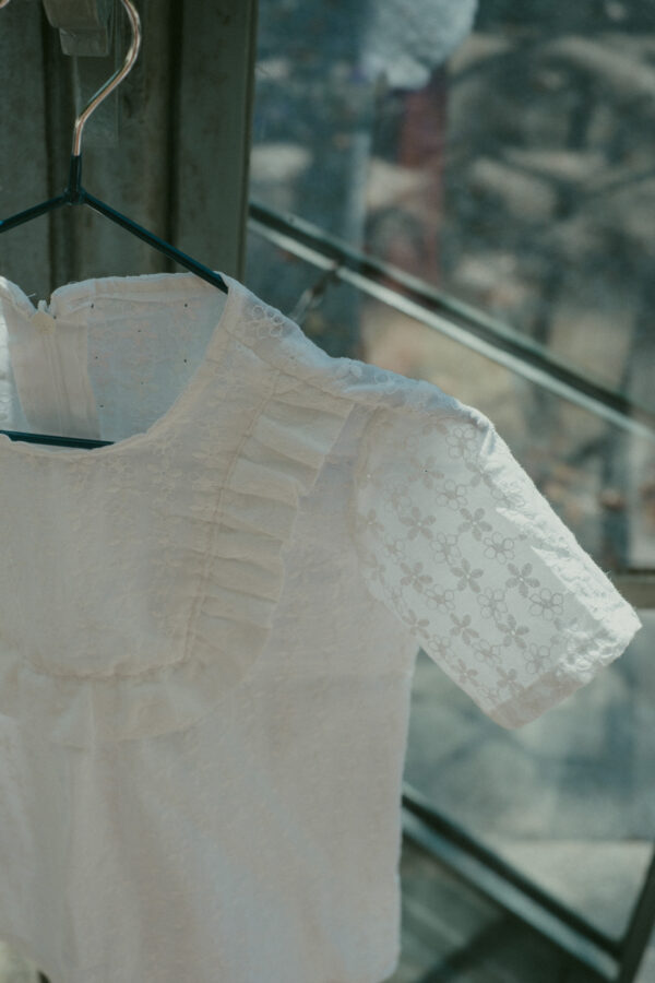 Vestito bianco cotone san gallo- girocollo con dettaglio rouches -manica corta-tessuto certificato BCI (Better Cotton Initiative) - immagine 5