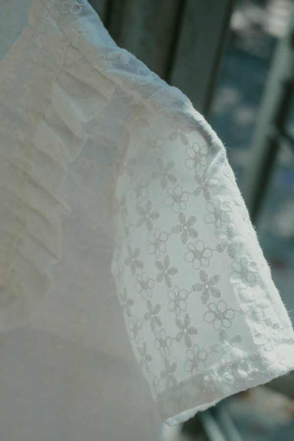 Vestito bianco cotone san gallo- girocollo con dettaglio rouches -manica corta-tessuto certificato BCI (Better Cotton Initiative) - immagine 6