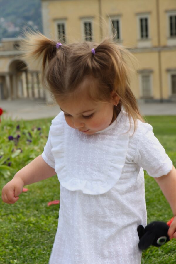 Vestito bianco cotone san gallo- girocollo con dettaglio rouches -manica corta-tessuto certificato BCI (Better Cotton Initiative) - immagine 4