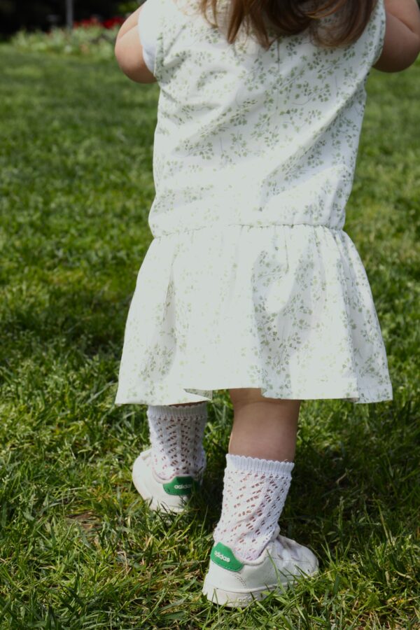 Vestito edera bianco con dettagli verdi in cotone 100% - colletto con pieghe -balza con pieghe -tessuto certificato GOTS - immagine 6