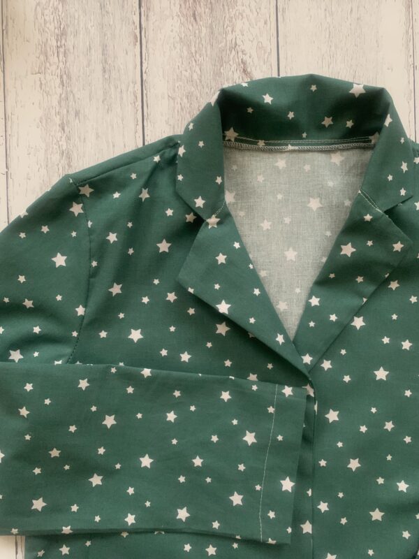 Pigiama natale bambino/a verde scuro con stelle morbidissimo e sacchetto viaggio abbinato in cotone 100%  certificato OEKO-TEX - immagine 5