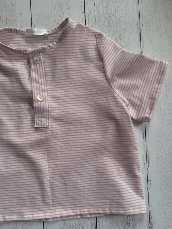 Maglia in cotone oxford morbidissimo rosa, girocollo con bottoni in madreperla. Tessuto certificato cotone GRS (Global recycled standard) - immagine 7