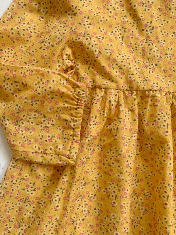 Maglia in cotone morbidissimo 100% gots , gialla fantasia, con manica scampanata e bustino con taglio - immagine 7
