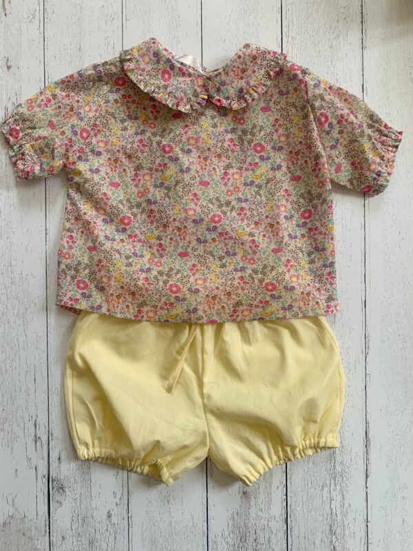 Maglia in cotone morbidissimo 100% gots , fantasia fiori , con manica a sbuffo e colletto lavorato - immagine 2