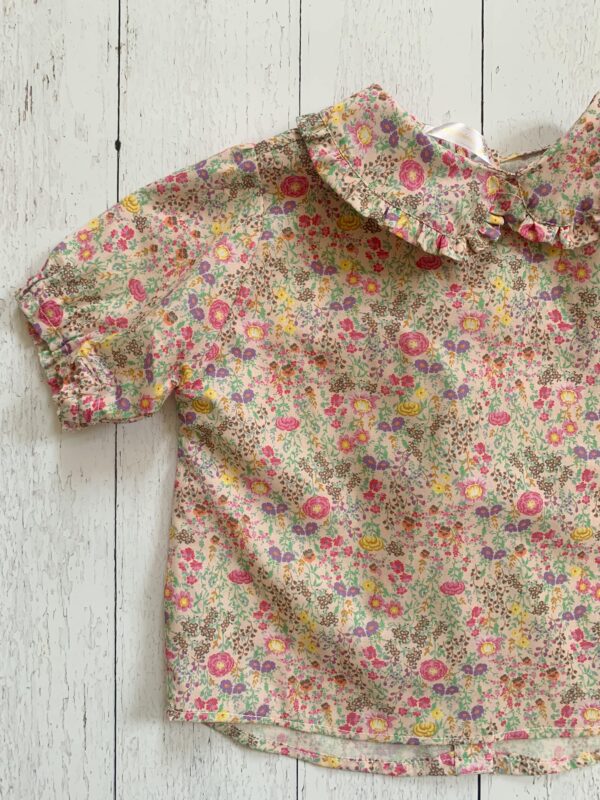 Maglia in cotone morbidissimo 100% gots , fantasia fiori , con manica a sbuffo e colletto lavorato - immagine 4
