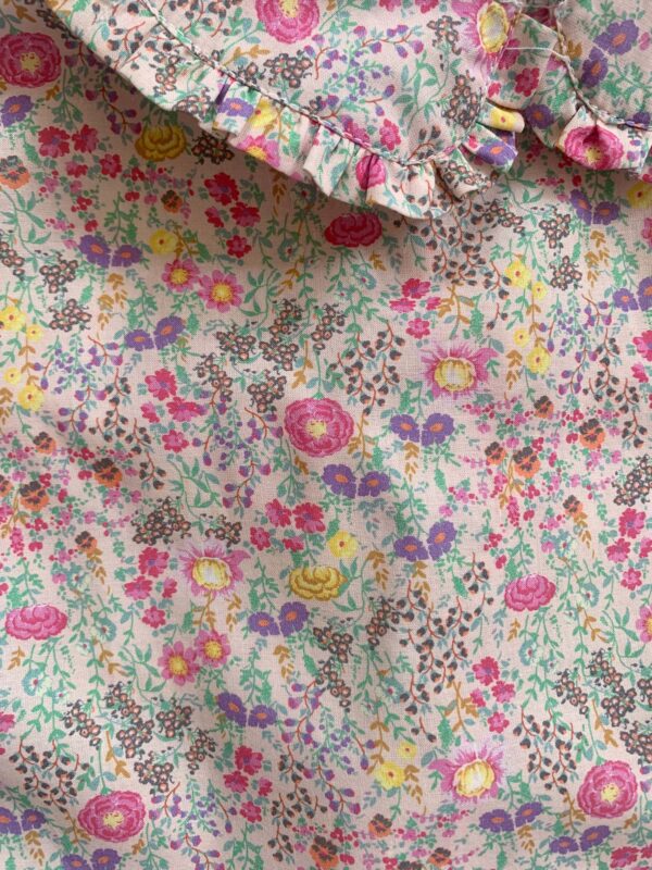 Maglia in cotone morbidissimo 100% gots , fantasia fiori , con manica a sbuffo e colletto lavorato - immagine 5