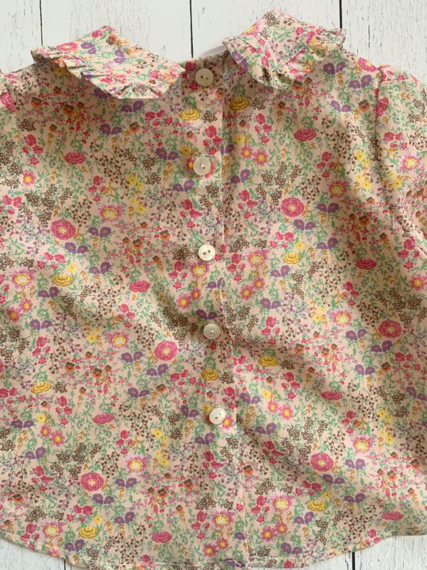 Maglia in cotone morbidissimo 100% gots , fantasia fiori , con manica a sbuffo e colletto lavorato - immagine 3
