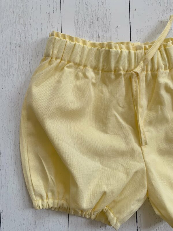 Pantalone corto bloomer giallo in cotone oxford, con elastico in vita e fiocco - immagine 2