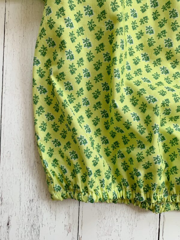 Maglia in cotone morbidissimo 100% gots , verde fantasia con manica larga ed elastico in vita - immagine 7