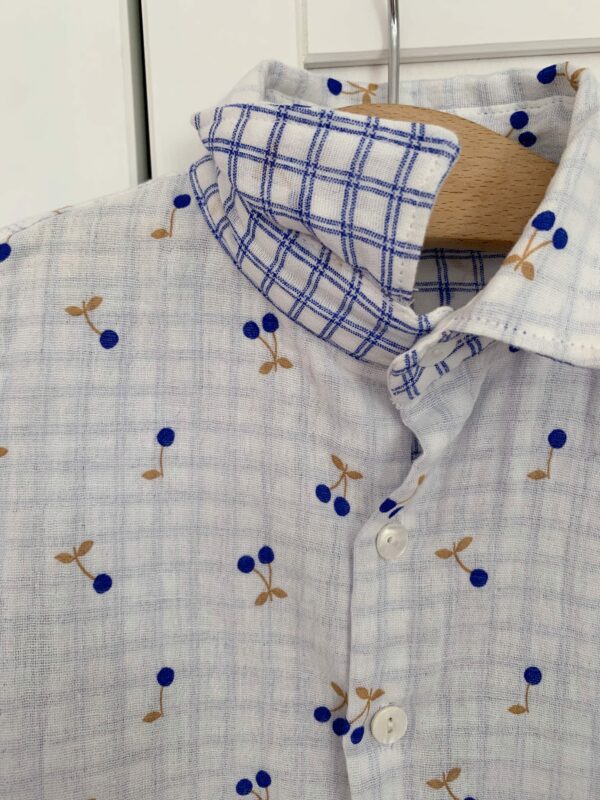 Camicia in cotone mussola morbidissima, fantasia ciliegie con tessuto double face. - immagine 6