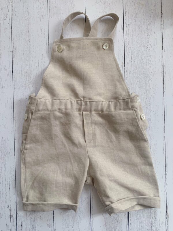 Salopette ecru', pantalone corto con bretelle in tessuto di cotone lino certificato