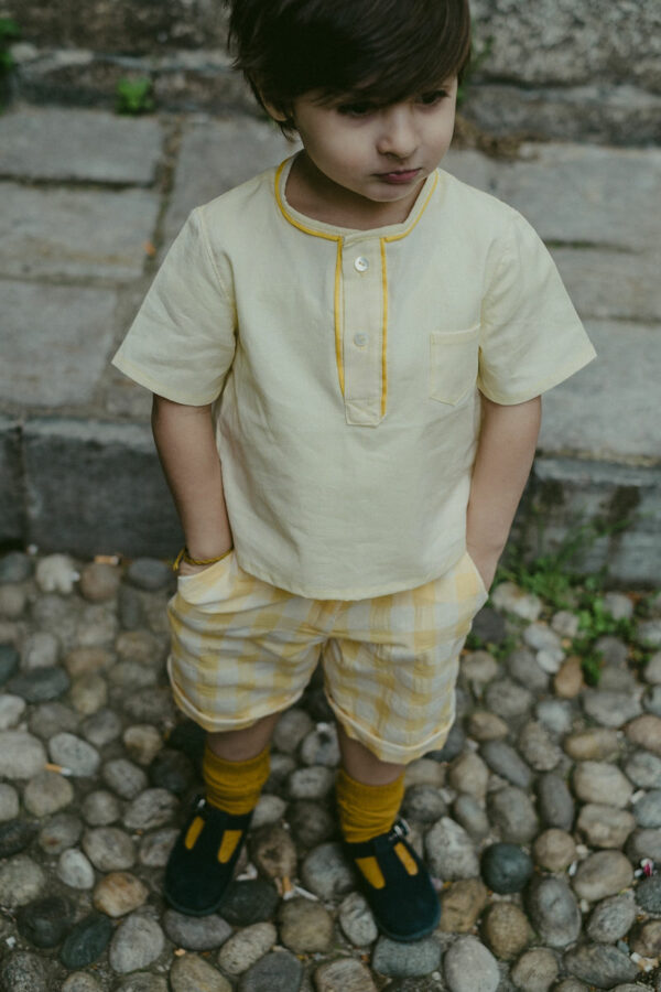 Pantalone corto al ginocchio vichy giallo seersucker , con tasche e bottone - immagine 5