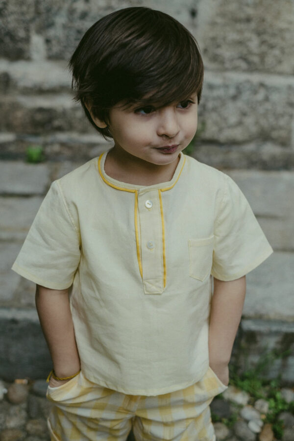 Maglia in cotone morbidissimo giallo, girocollo con dettaglio profilo e manica corta. Tessuto certificato cotone GRS (Global recycled standard) - immagine 3
