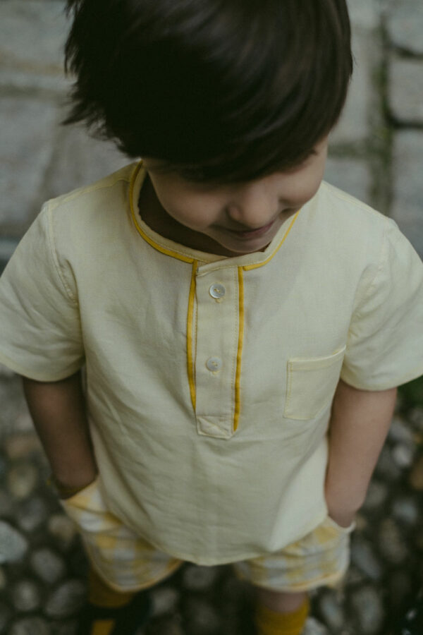 Maglia in cotone morbidissimo giallo, girocollo con dettaglio profilo e manica corta. Tessuto certificato cotone GRS (Global recycled standard) - immagine 4