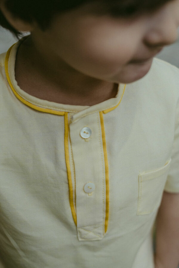Maglia in cotone morbidissimo giallo, girocollo con dettaglio profilo e manica corta. Tessuto certificato cotone GRS (Global recycled standard) - immagine 2