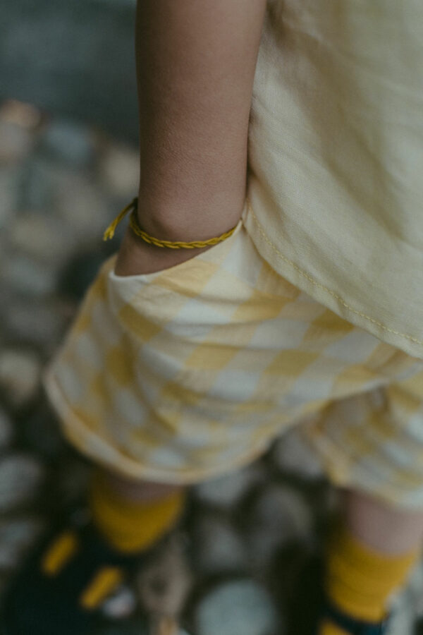 Pantalone corto al ginocchio vichy giallo seersucker , con tasche e bottone - immagine 3