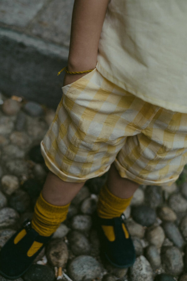 Pantalone corto al ginocchio vichy giallo seersucker , con tasche e bottone - immagine 2