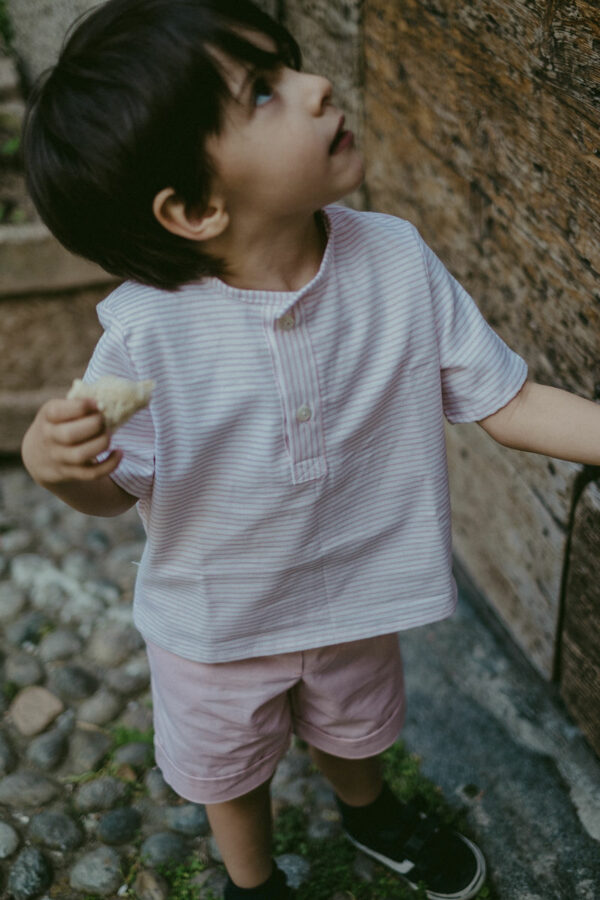 Maglia in cotone oxford morbidissimo rosa, girocollo con bottoni in madreperla. Tessuto certificato cotone GRS (Global recycled standard) - immagine 4