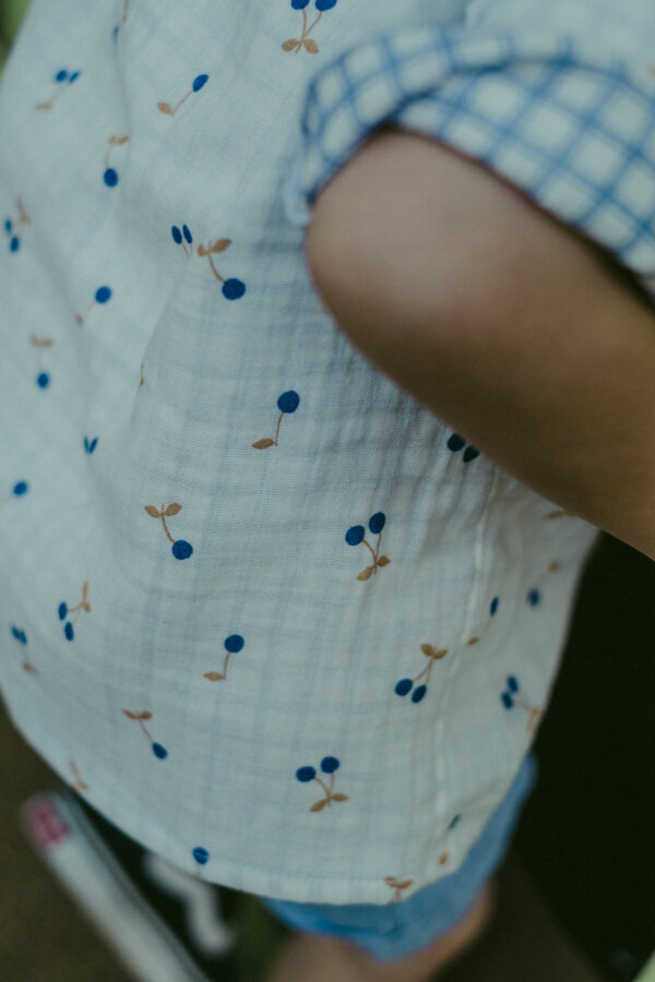 Camicia in cotone mussola morbidissima, fantasia ciliegie con tessuto double face. - immagine 5