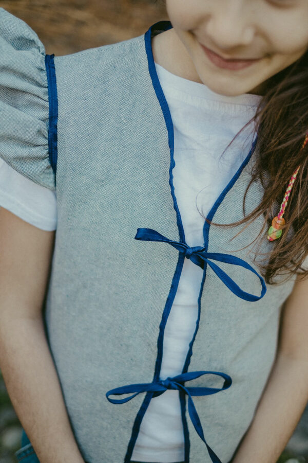 Gilet in jeans con profilo blu e rouches maniche . Cotone 100% - immagine 2
