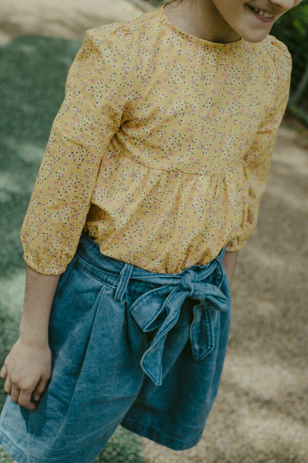 Maglia in cotone morbidissimo 100% gots , gialla fantasia, con manica scampanata e bustino con taglio - immagine 3