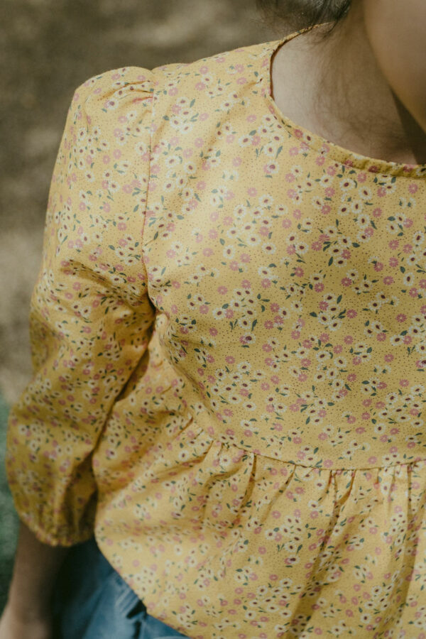 Maglia in cotone morbidissimo 100% gots , gialla fantasia, con manica scampanata e bustino con taglio - immagine 2