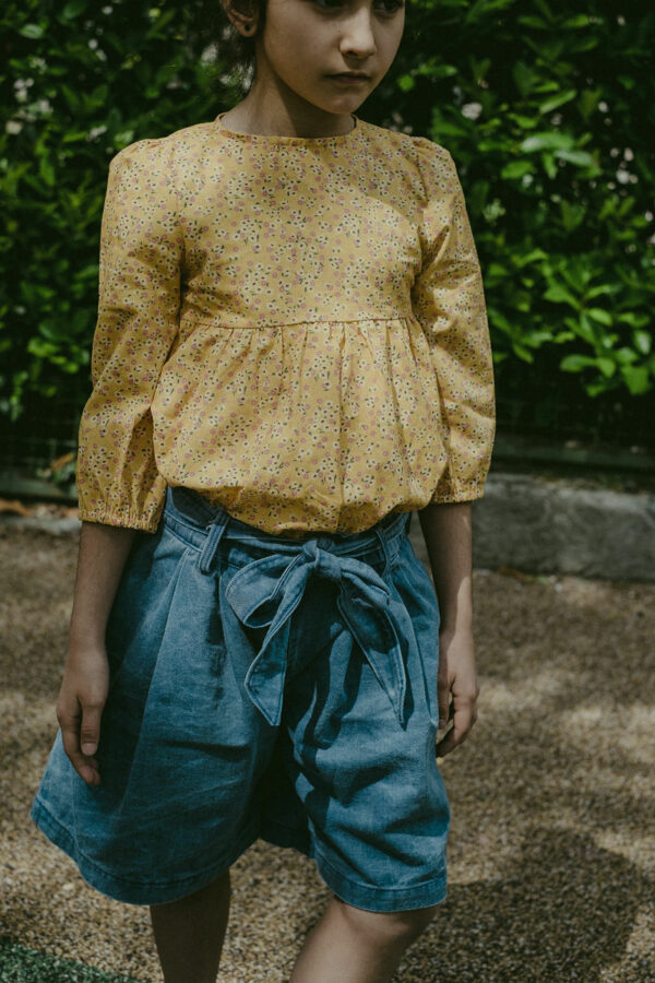 Maglia in cotone morbidissimo 100% gots , gialla fantasia, con manica scampanata e bustino con taglio - immagine 8
