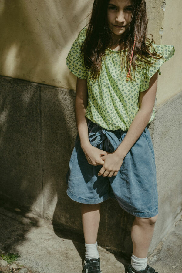 Maglia in cotone morbidissimo 100% gots , verde fantasia con manica larga ed elastico in vita - immagine 3