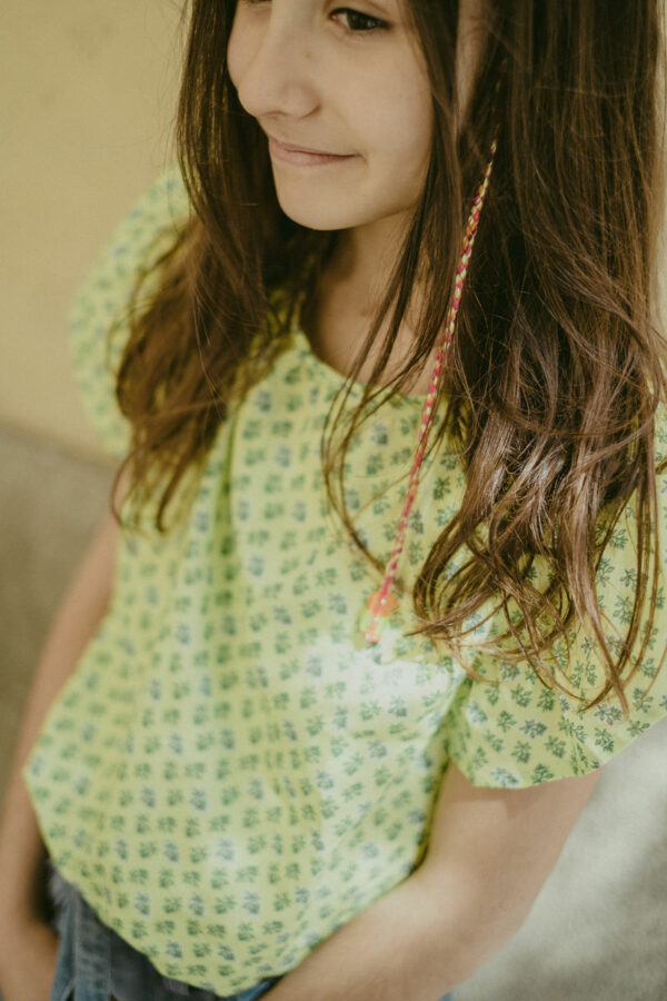 Maglia in cotone morbidissimo 100% gots , verde fantasia con manica larga ed elastico in vita - immagine 2