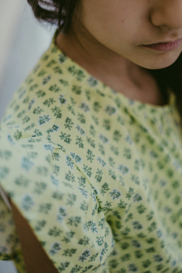 Maglia in cotone morbidissimo 100% gots , verde fantasia con manica larga ed elastico in vita - immagine 4