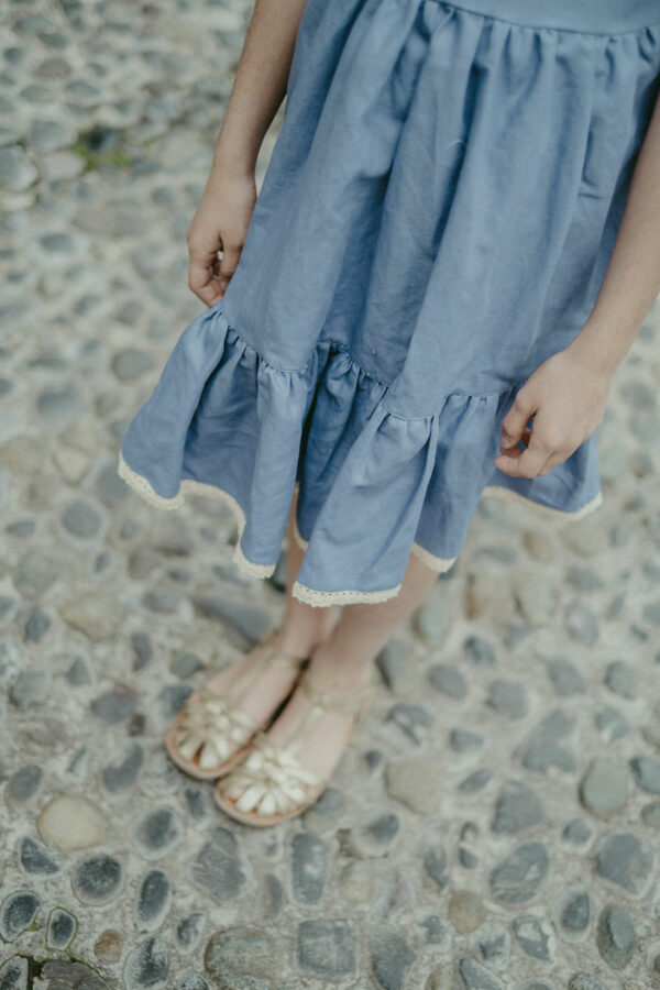 Vestito cotone-lino blu provenzale con ricamo, balza e dettaglio in pizzo, manica a petalo - immagine 5