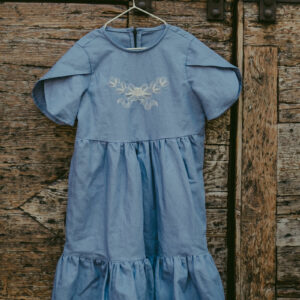 Vestito cotone-lino blu provenzale con ricamo, balza e dettaglio in pizzo, manica a petalo