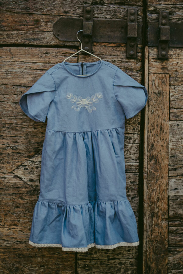Vestito cotone-lino blu provenzale con ricamo, balza e dettaglio in pizzo, manica a petalo