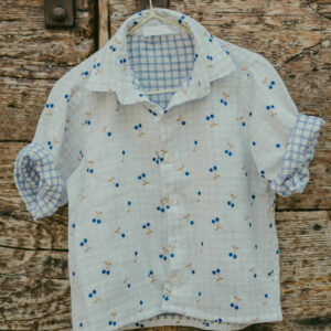Camicia in cotone mussola morbidissima, fantasia ciliegie con tessuto double face.