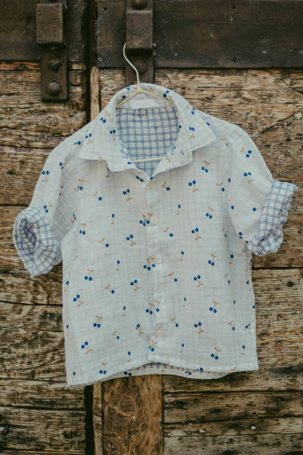 Camicia in cotone mussola morbidissima, fantasia ciliegie con tessuto double face.