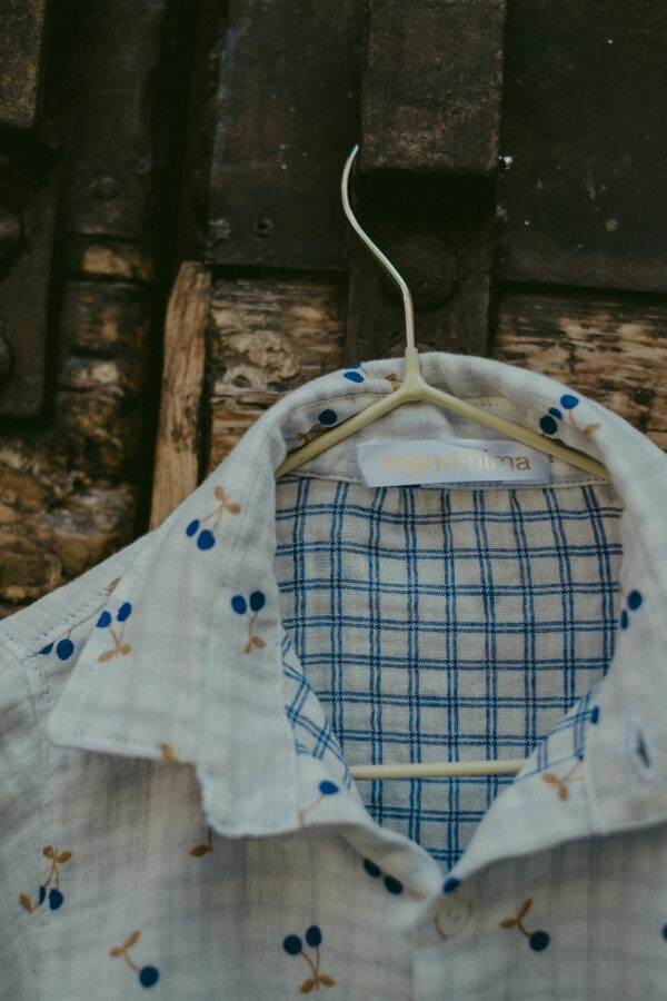 Camicia in cotone mussola morbidissima, fantasia ciliegie con tessuto double face. - immagine 4