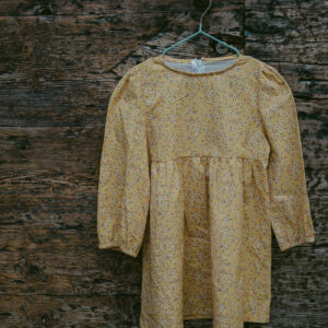 Maglia in cotone morbidissimo 100% gots , gialla fantasia, con manica scampanata e bustino con taglio